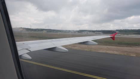 Avión-Acelerando-Y-Temblando-En-La-Pista-Durante-El-Despegue-En-Un-Día-Nublado-En-El-Aeropuerto-De-Estambul-En-Turquía