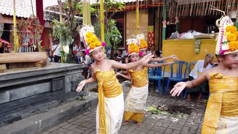 Danza-Sagrada-En-Bali,-Isla-De-Los-Dioses,-Niñas-Bailando-Rejang-Dewa,-Ceremonia-Religiosa-En-Un-Templo-Familiar-Tradicional-Balinés