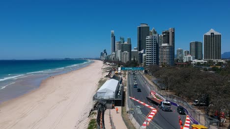 Luftaufnahme-Der-Gold-Coast-600-Supercars-Championships,-Die-Den-Stadtkurs-In-Der-Nähe-Des-Strandes-Und-Der-Hauptstraße-Zeigt