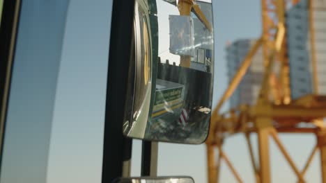 Reflejo-De-Una-Zona-Industrial-En-El-Espejo-Retrovisor-De-Un-Camión