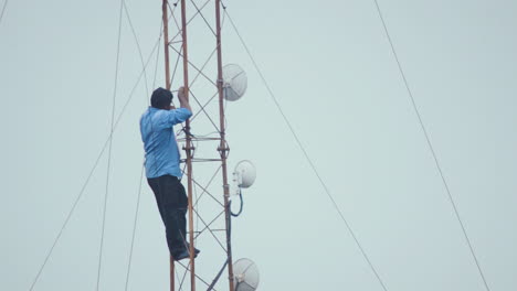 Una-Persona-Que-Descubre-El-Problema-En-La-Torre-De-Telecomunicaciones-Para-Resolverlo.