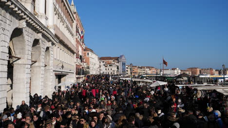 Gran-Multitud-En-La-Inauguración-Del-Carnaval-De-Venecia-Después-De-La-Pandemia-De-COVID-19