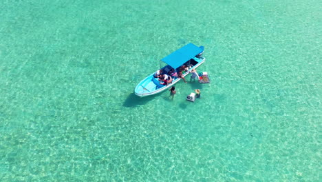 Locales-Vendiendo-Comida-A-Turistas-En-Bote-En-El-Mar-Caribe-En-El-Parque-Nacional-Morrocoy,-Venezuela