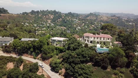 Vista-Aérea-Panorámica-De-Las-Mansiones-De-Beverly-Hills-Con-Vistas-A-Sherman-Oaks-Y-Al-Valle-De-San-Fernando-En-Los-Ángeles,-California,-Durante-Un-Cálido-Día-De-Verano