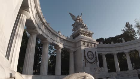 Zentrale-Statue-Im-Park-In-Mexiko-DF,-Schwenk-Nach-Rechts-Und-Oben