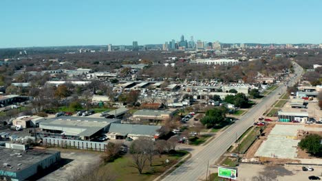 Austin,-Texas,-Construcción-En-El-Lado-Este,-Vuelo-Hacia-La-Vista-Del-Horizonte