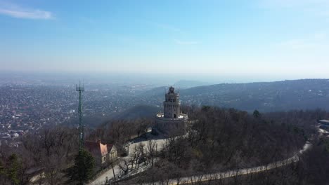 Drohnenaufnahmen-Von-Einem-Aussichtspunkt-Auf-Den-Hügeln-Von-Budapest-Drohne-Bewegt-Sich-Nach-Unten