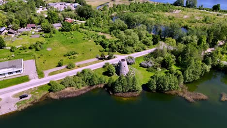 Pintoresco-Pueblo-De-Miltu-Razotne,-Antiguo-Molino-De-Piedra-Junto-Al-Lago-En-Jurmala,-Letonia