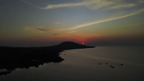 Toma-Aérea-De-Cierre-Del-Sol-Desapareciendo-Detrás-De-Las-Nubes-En-El-Lago-Victoria