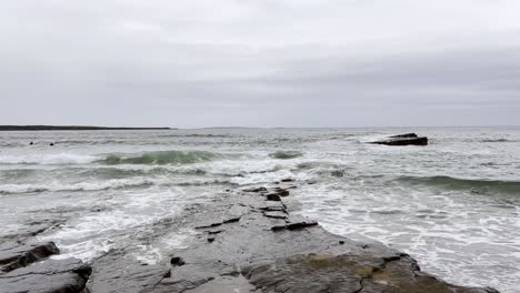 Olas-En-La-Playa-De-Spanish-Point-En-Irlanda---Las-Olas-Golpean-Las-Rocas-En-La-Playa---Surfistas-Esperando-Las-Olas