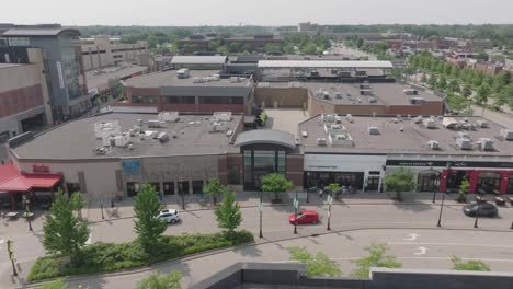 Drone-view-showing-locals-arriving-with-their-cars-for-shopping-near-twin-cities-in-Minnesota,-USA