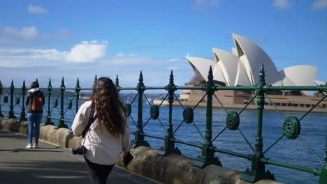 Mujeres-Caminando-Por-La-Ópera-De-Sydney