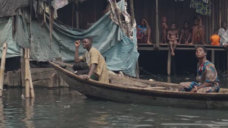 Comunidad-De-Makoko,-Lagos,-Nigeria---30-De-Junio-De-2024:-Video-De-Niños-Y-Personas-Participando-En-Diferentes-Actividades-En-La-Comunidad-De-Makoko-Al-Otro-Lado-Del-Tercer-Puente-Continental