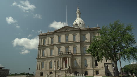 Toma-Panorámica-Del-Edificio-Del-Capitolio-De-Michigan-En-Lansing