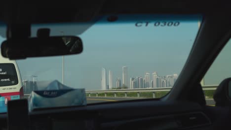 Blick-Auf-Die-Skyline-Und-Die-Wolkenkratzer-Von-Dubai-Aus-Einem-Autofenster-In-Dubai