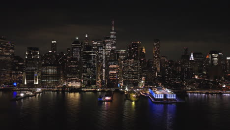 Vista-Aérea-Del-Distrito-Financiero-De-La-Ciudad-De-Nueva-York-Por-La-Noche