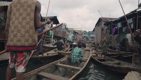 Comunidad-De-Makoko,-Lagos,-Nigeria---30-De-Junio-De-2024:-Video-De-Niños-Y-Personas-Participando-En-Diferentes-Actividades-En-La-Comunidad-De-Makoko-Al-Otro-Lado-Del-Tercer-Puente-Continental