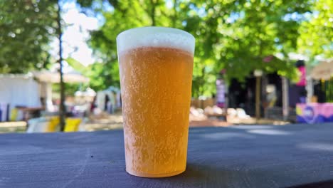 Vista-De-Cerca-De-Un-Vaso-Lleno-De-Cerveza-Dorada-Sobre-Una-Mesa-De-Mostrador,-Francia