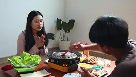 Pareja-Asiática-Preparando-Una-Sartén-De-Aluminio-Caliente-Para-Hacer-Una-Barbacoa-Coreana