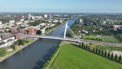 Puente-Atirantado-Sobre-El-Canal-Del-Rin-En-Ámsterdam,-En-Utrecht-(Países-Bajos)