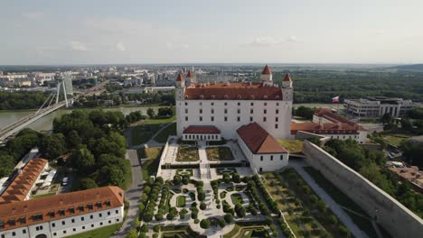 Die-Burg-Von-Bratislava-Und-Ihre-Wunderschönen-Gärten-Blicken-An-Einem-Sonnigen-Tag-Auf-Die-Donau