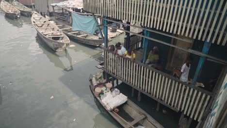 Makoko-Gemeinde,-Lagos,-Nigeria-–-30.-Juni-2024:-Video-Von-Kindern-Und-Menschen,-Die-An-Verschiedenen-Aktivitäten-In-Der-Makoko-Gemeinde-Jenseits-Der-3.-Festlandbrücke-Teilnehmen