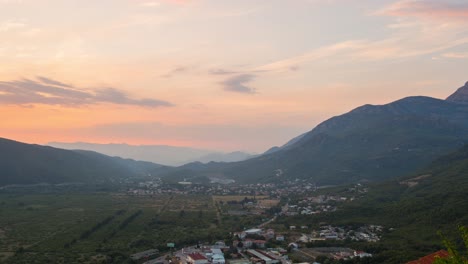 Orange-Farbtöne-Des-Himmels-Bei-Sonnenuntergang-über-Der-Stadt-Budva-In-Montenegro