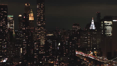 Vista-Aérea-Del-Distrito-Financiero-De-La-Ciudad-De-Nueva-York-Por-La-Noche