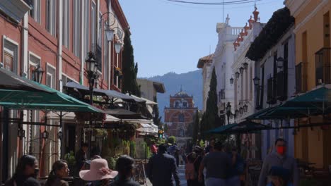 Busy-high-street-with-restaurant-shops-in-Latin-America,-Mexico-Chiapas-region