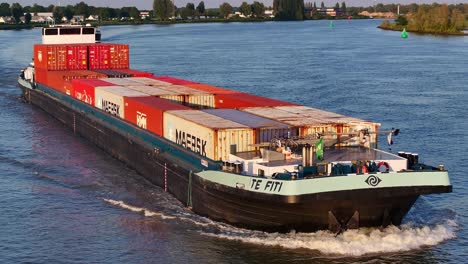 Containerschiff-Befährt-Einen-Fluss-Mit-Ladung-Im-Frühen-Morgenlicht