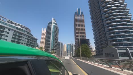 Vista-De-Rascacielos-Y-Enormes-Edificios-En-La-Zona-De-Dubai-Marina-En-Los-Emiratos-Árabes-Unidos