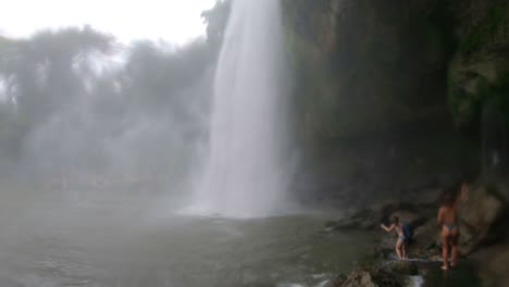 Base-De-La-Cascada-De-Misol-ha-Cascadas-Parque-Nacional-Selva-Tropical-De-Chiapas,-Con-Turismo