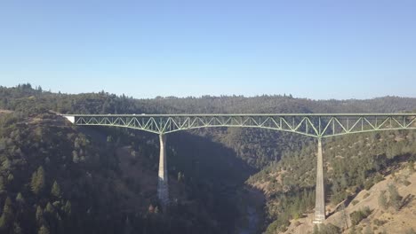 Drohnenaufnahme-Mit-Zoom-Auf-Die-Foresthill-Bridge-In-Auburn,-Kalifornien