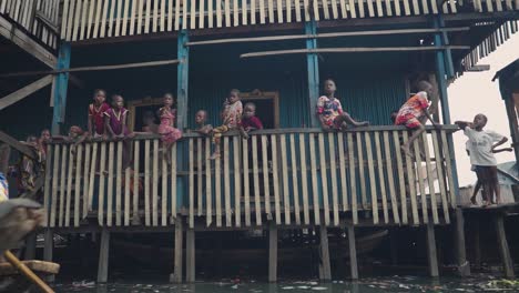 Makoko-Gemeinde,-Lagos,-Nigeria-–-30.-Juni-2024:-Video-Von-Kindern-Und-Menschen,-Die-An-Verschiedenen-Aktivitäten-In-Der-Makoko-Gemeinde-Jenseits-Der-3.-Festlandbrücke-Teilnehmen