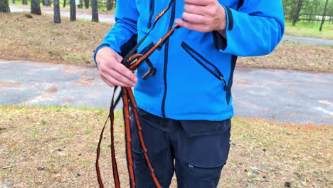 Preparación-Del-Sistema-De-Arnés-Utilizado-Para-Caminatas-Seguras,-Equipo-De-Montaña