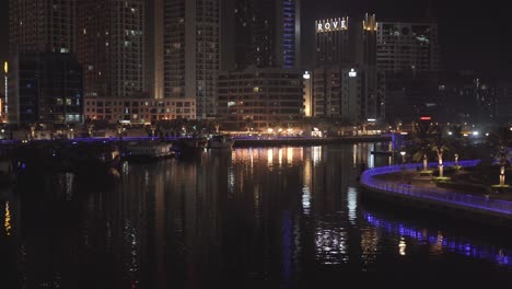 Reflejo-De-Edificios-Altos-Y-Hoteles-En-El-Agua-Del-Arroyo-Del-Puerto-Deportivo-De-Dubái,-En-Los-Emiratos-Árabes-Unidos