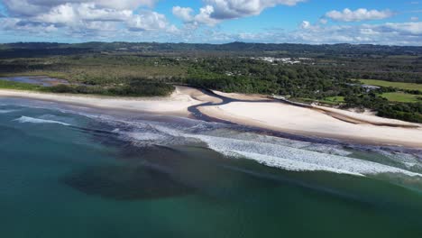 Desembocadura-Del-Arroyo-Permanil-A-Través-De-La-Playa-Permanil-En-Byron-Bay,-Nueva-Gales-Del-Sur,-Australia