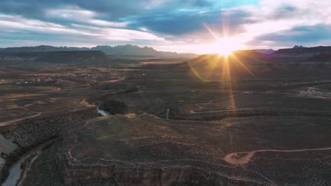 Sonnenaufgang-über-Wüstenschluchten-Und-Bergen-In-Der-Nähe-Von-Utah,-USA