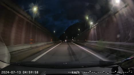 Vista-En-Primera-Persona-Conduciendo-De-Noche-Por-Una-Carretera-En-Lecco,-Italia,-Imágenes-De-La-Cámara-Del-Tablero