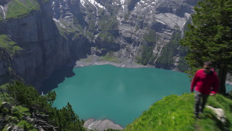 Lago-Oeschinen-Y-Montaña-De-Los-Alpes-Suizos-En-Suiza:-Retroceso-Aéreo