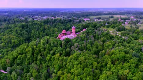 Vista-Aérea-Panorámica-Del-Paisaje-Forestal-Verde-Alrededor-Del-Castillo-De-Turaida,-Arquitectura-Medieval-Letona