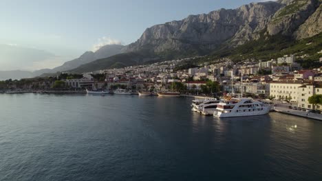 Boote-Angedockt-An-Der-Marina-Von-Makarska,-Kroatien-Bei-Sonnenuntergang-Im-Sommer,-Luftaufnahme