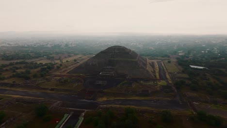 Pirámide-Del-Sol-Al-Amanecer-En-La-Niebla-Matutina,-Teotihuacan,-México