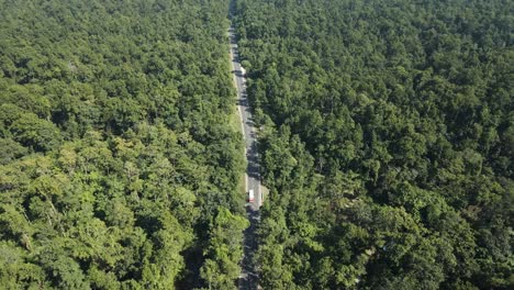 Vista-Aérea-De-La-Carretera-En-Medio-Del-Bosque-En-Nepal