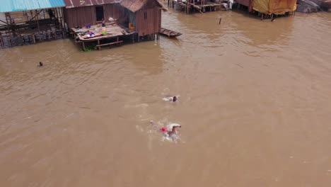 Comunidad-De-Makoko,-Lagos,-Nigeria---30-De-Junio-De-2024:-Vista-Aérea-De-La-Comunidad-De-Makoko-Al-Otro-Lado-Del-Tercer-Puente-Continental