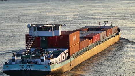 Un-Barco-Portacontenedores-Llamado-Te-Fiti-Transporta-Carga-A-Través-De-Aguas-Tranquilas-Al-Atardecer.