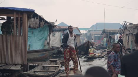 Comunidad-De-Makoko,-Lagos,-Nigeria---30-De-Junio-De-2024:-Video-De-Niños-Y-Personas-Participando-En-Diferentes-Actividades-En-La-Comunidad-De-Makoko-Al-Otro-Lado-Del-Tercer-Puente-Continental