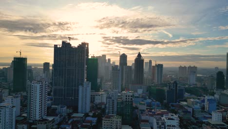 Vista-Aérea-Del-Paisaje-Urbano-De-Phnom-Penh,-Horizonte,-Edificios,-Construcción,-Vista-Al-Atardecer