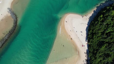 Turistas-En-La-Playa-A-Lo-Largo-Del-Arroyo-Tallebuggera-En-Gold-Coast,-En-El-Sureste-De-Queensland,-Australia