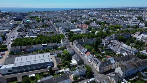 Movimiento-Aéreo-Hacia-Adelante-Y-Vista-Panorámica-Sobre-El-Asentamiento-De-Saint-Nazaire,-Francia